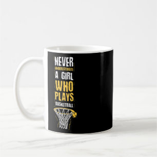 Unterschätzen Sie nie ein Mädchen, das Basketball Kaffeetasse