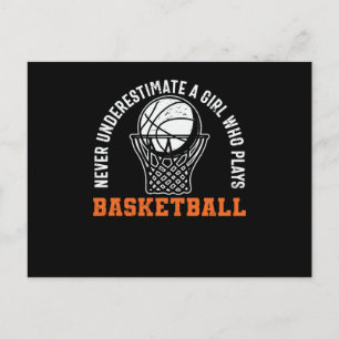 Unterschätzen Sie nie ein Mädchen, das Basketball Postkarte