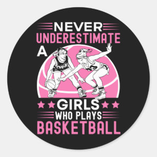 Unterschätzen Sie nie ein Mädchen, das Basketball Runder Aufkleber