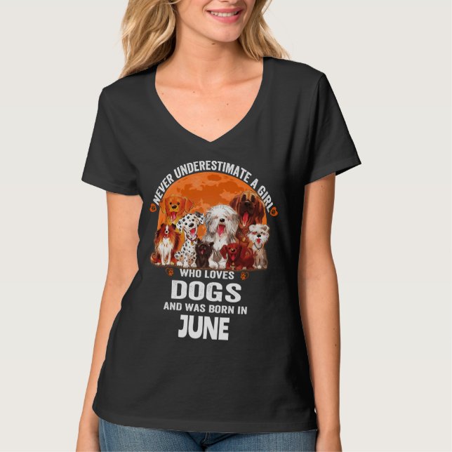 Unterschätzen Sie nie ein Mädchen, das Hunde zum G T-Shirt (Vorderseite)