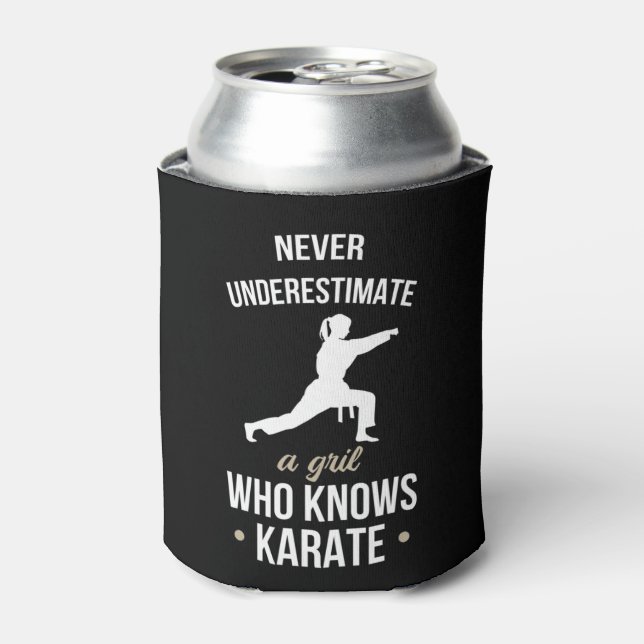 Unterschätzen Sie nie ein Mädchen, das Karate Mart Dosenkühler (Kanne Vorderseite)