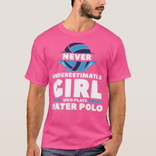 Unterschätzen Sie nie ein Mädchen, das Wasser-Polo T-Shirt
