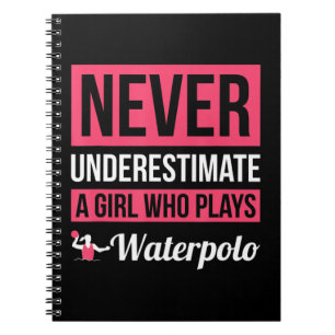 Unterschätzen Sie nie ein Mädchen, das Waterpolo W Notizblock