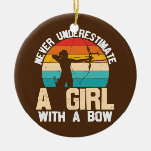 Unterschätzen Sie nie ein Mädchen mit einem Bow-Bo Keramik Ornament