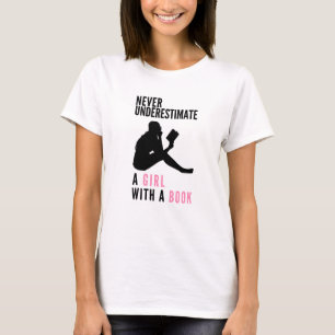 Unterschätzen Sie nie ein Mädchen mit einem Buch T-Shirt