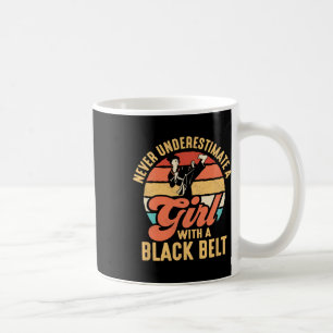 Unterschätzen Sie nie ein Mädchen mit einem schwar Kaffeetasse