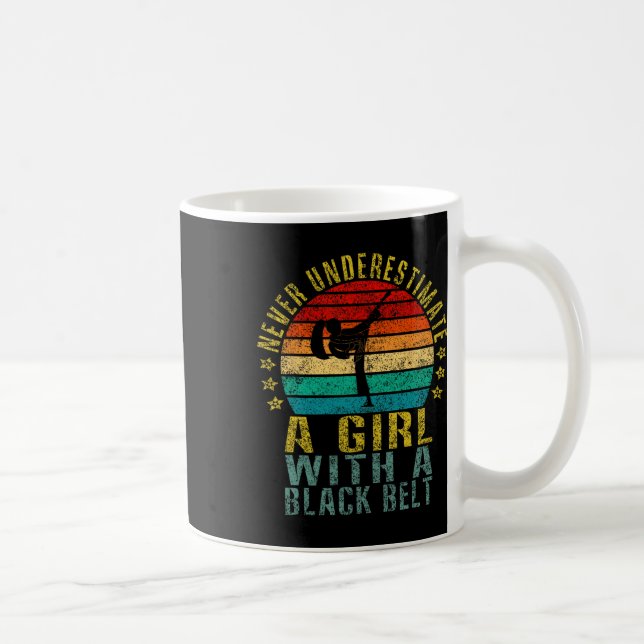 Unterschätzen Sie nie ein Mädchen mit einem schwar Kaffeetasse (Rechts)
