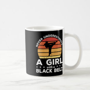 Unterschätzen Sie nie ein Mädchen mit einem schwar Kaffeetasse