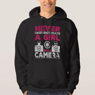 Unterschätzen Sie nie ein Mädchen mit einer Kamera Hoodie