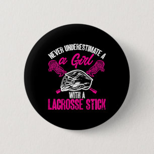 Unterschätzen Sie nie ein Mädchen mit Lacrosse Sti Button