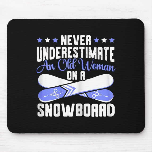 Unterschätzen Sie nie eine alte Frau auf Schnee. Mousepad (Vorne)