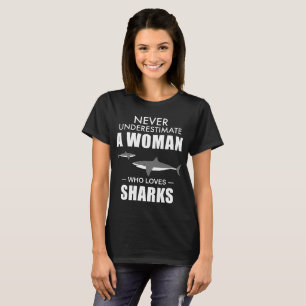 unterschätzen Sie nie eine Frau, die Liebehaifisc T-Shirt