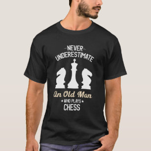 Unterschätzen Sie nie einen Alten, der Schach spie T-Shirt