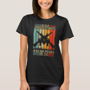 Unterschätzen Sie nie einen alten Mann, der eine D T-Shirt