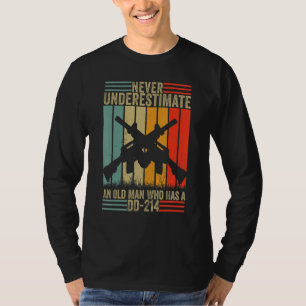 Unterschätzen Sie nie einen alten Mann, der eine D T-Shirt