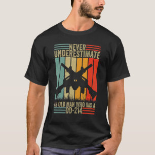 Unterschätzen Sie nie einen alten Mann, der eine D T-Shirt