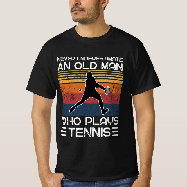 Unterschätzen Sie nie einen alten Mann, der Tennis T-Shirt (Vorderseite)