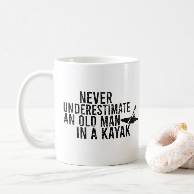 Unterschätzen Sie nie einen alten Mann in einem Ka Kaffeetasse (Mit Donut)