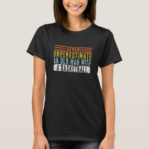 Unterschätzen Sie nie einen alten Mann mit einem B T-Shirt