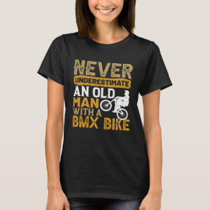 Unterschätzen Sie nie einen alten Mann mit einem B T-Shirt