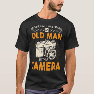 Unterschätzen Sie nie einen alten Mann mit einem K T-Shirt