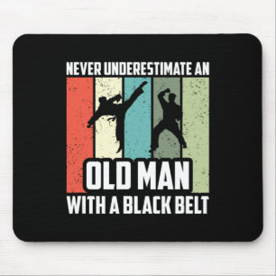 Unterschätzen Sie nie einen alten Mann mit schwarz Mousepad