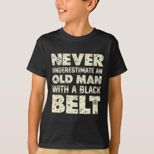 Unterschätzen Sie nie einen alten Mann mit schwarz T-Shirt