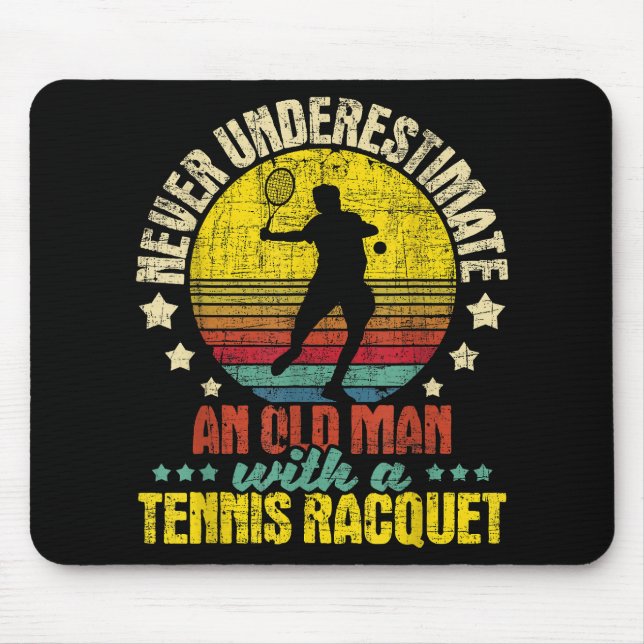 Unterschätzen Sie nie einen alten Mann - Tennisspi Mousepad (Vorne)