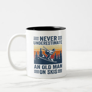 Unterschätzen Sie nie einen alten Skier Zweifarbige Tasse