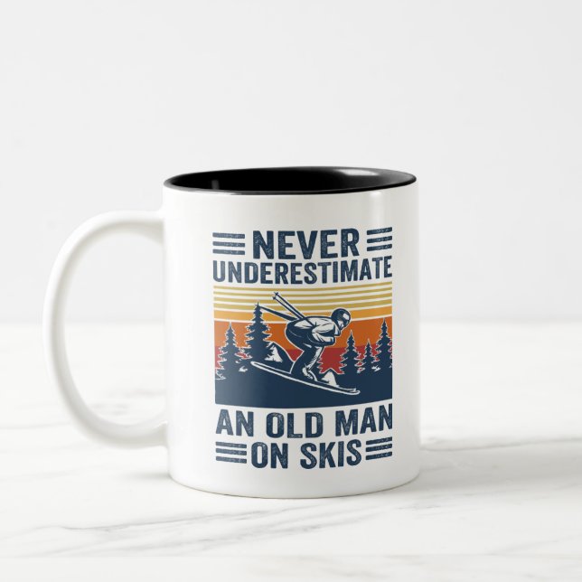 Unterschätzen Sie nie einen alten Skier Zweifarbige Tasse (Links)
