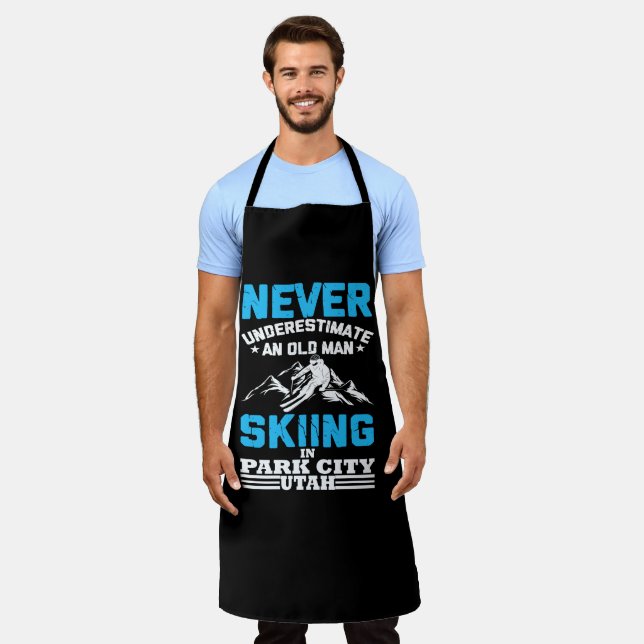 Unterschätzen Sie nie einen alten Skifahrer in Uta Schürze (Getragen)