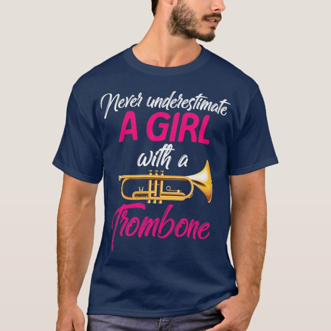 Unterschätzen Sie nie einen Girl-Trombone-Musiker T-Shirt (Vorderseite)