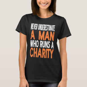 Unterschätzen Sie nie einen Mann, der eine Wohltät T-Shirt
