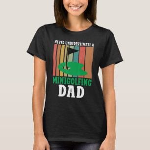 Unterschätzen Sie nie einen Minigolfing Vater Mini T-Shirt