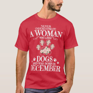 Unterschätzen Sie nie Frauen, die Hunde Geboren in T-Shirt
