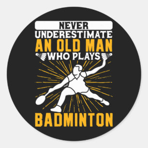 Unterschätzen Sie niemals den alten Mann Dminton S Runder Aufkleber