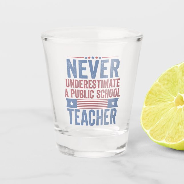 Unterschätzen Sie niemals den Lehrer Walz Schnapsglas (Vorderseite)