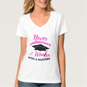 Unterschätzen Sie niemals den Power einer Frau mit T-Shirt
