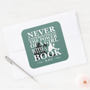 Unterschätzen Sie niemals den Power eines Buches Quadratischer Aufkleber
