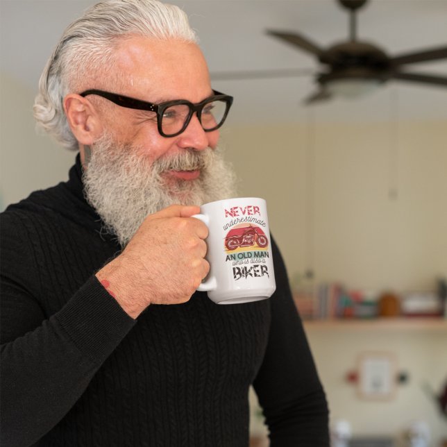 Unterschätzen Sie niemals die Tasse des Alten Fahr (Old Man Biker Mug)