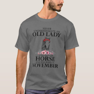 Unterschätzen Sie niemals ein Alte-Dame-Liebe-Pfer T-Shirt