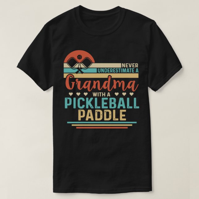 Unterschätzen Sie niemals ein Oma mit einer Pickle T-Shirt (Design vorne)