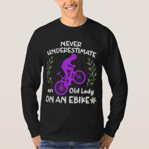 Unterschätzen Sie niemals eine alte Dame auf einem T-Shirt