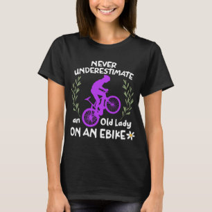 Unterschätzen Sie niemals eine alte Dame auf einem T-Shirt