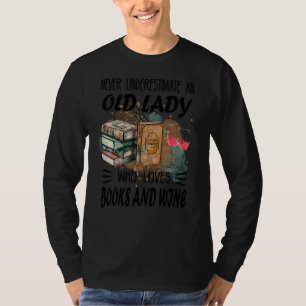 Unterschätzen Sie niemals eine alte Dame, die Büch T-Shirt