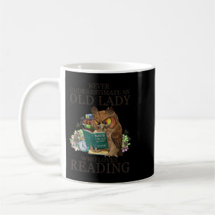 Unterschätzen Sie niemals eine alte Dame, die Lieb Kaffeetasse
