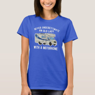 Unterschätzen Sie niemals eine alte Dame mit eine T-Shirt