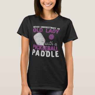 Unterschätzen Sie niemals eine alte Dame mit einem T-Shirt