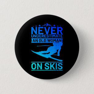 Unterschätzen Sie niemals eine alte Frau auf Skier Button