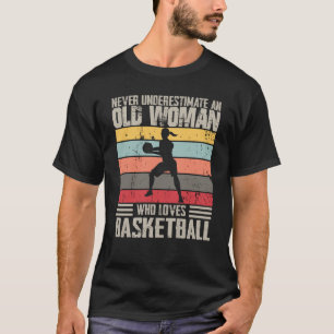 Unterschätzen Sie niemals eine alte Frau, die Bask T-Shirt